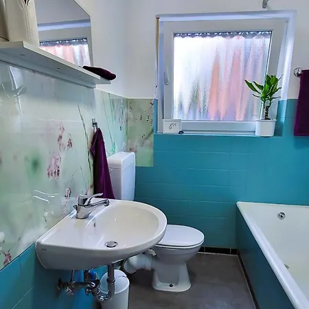 Gemuetliche Ferienwohnung Whole Apartment Merlion 65Sqm, Wlan Wifi, 3 Zi Rooms, Taubertal Kgh Lauda-Königshofen